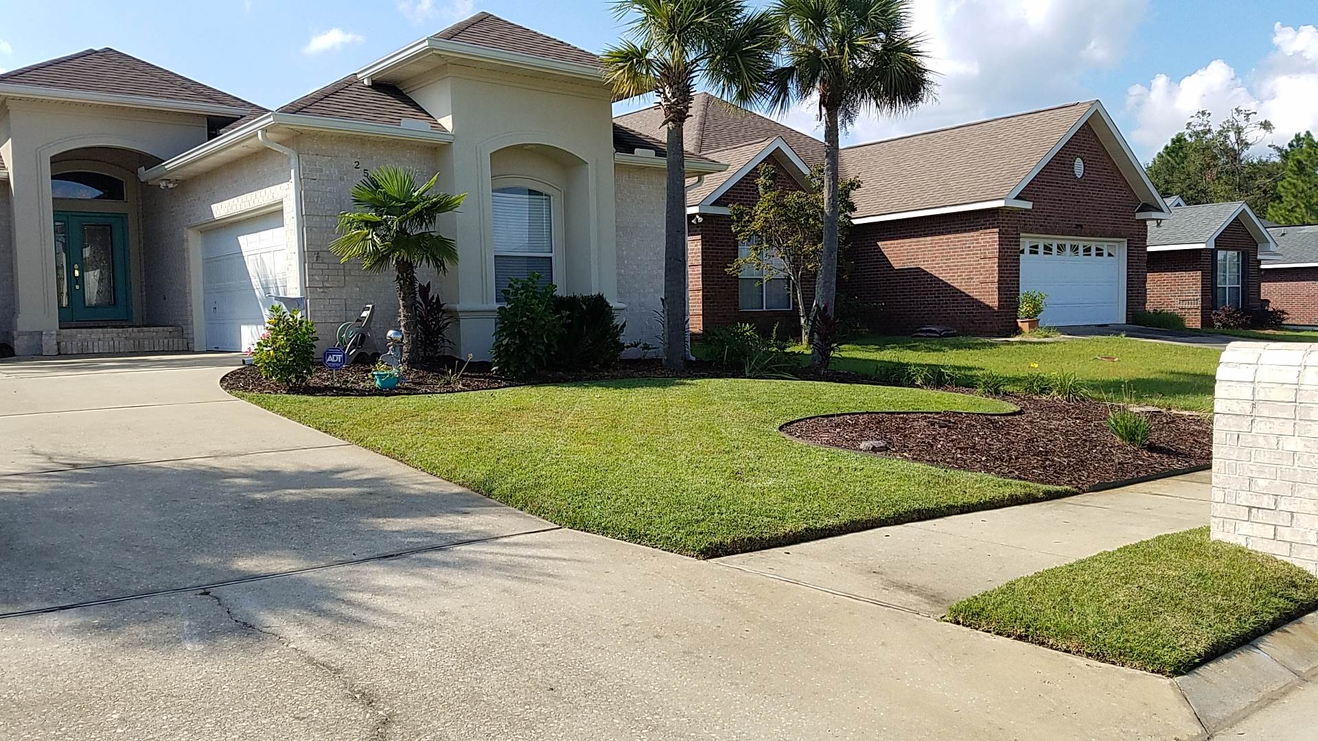 Well manicured lawn and front of house