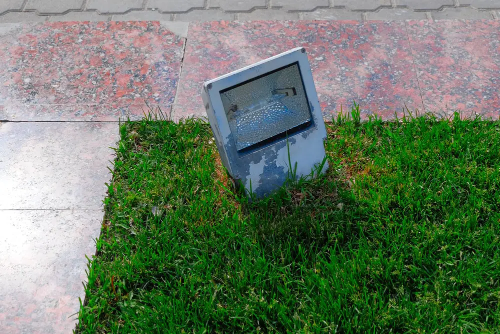 Outdoor light with metal halide bulb